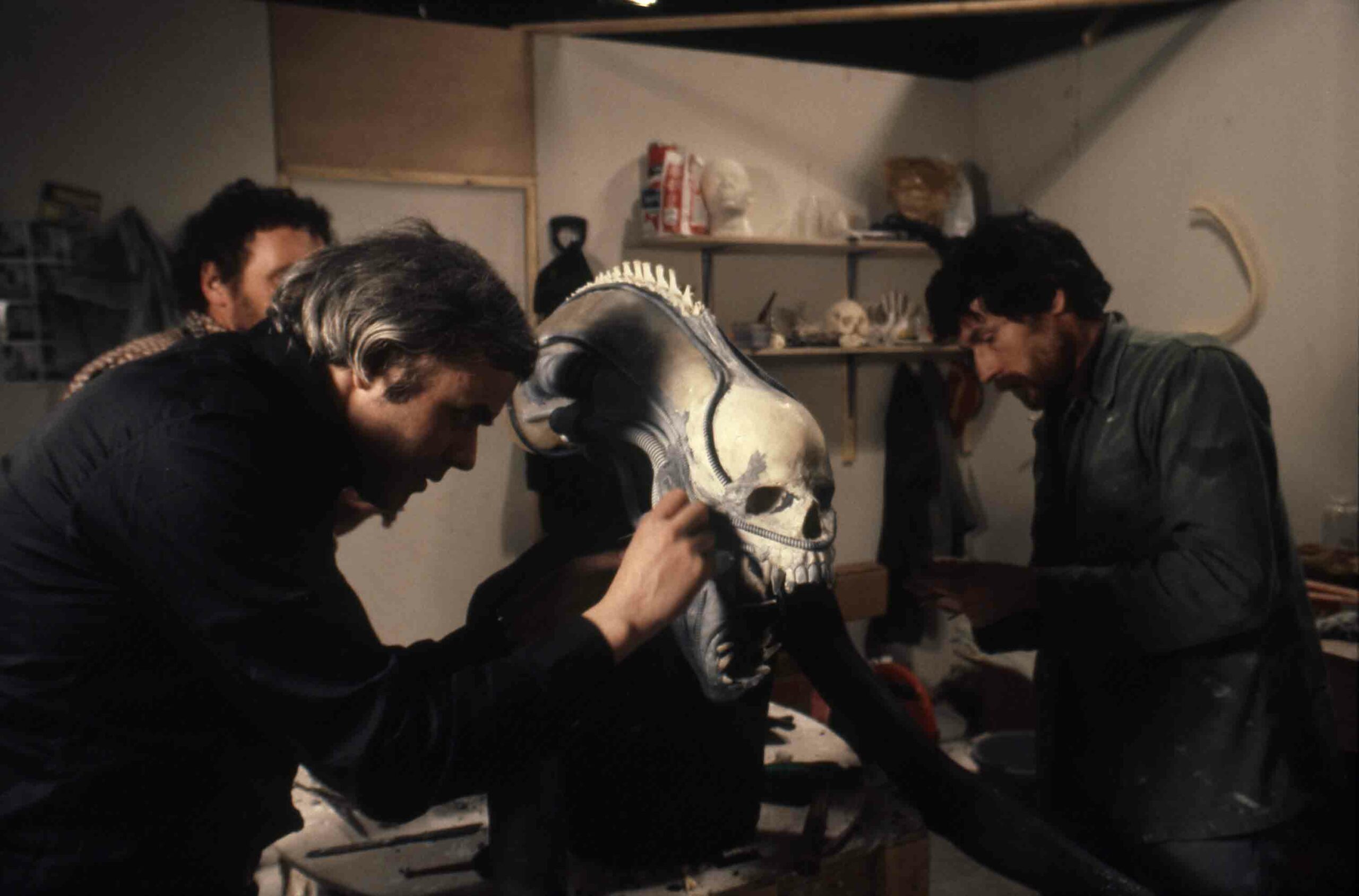Giger arbeitet an Skulptur